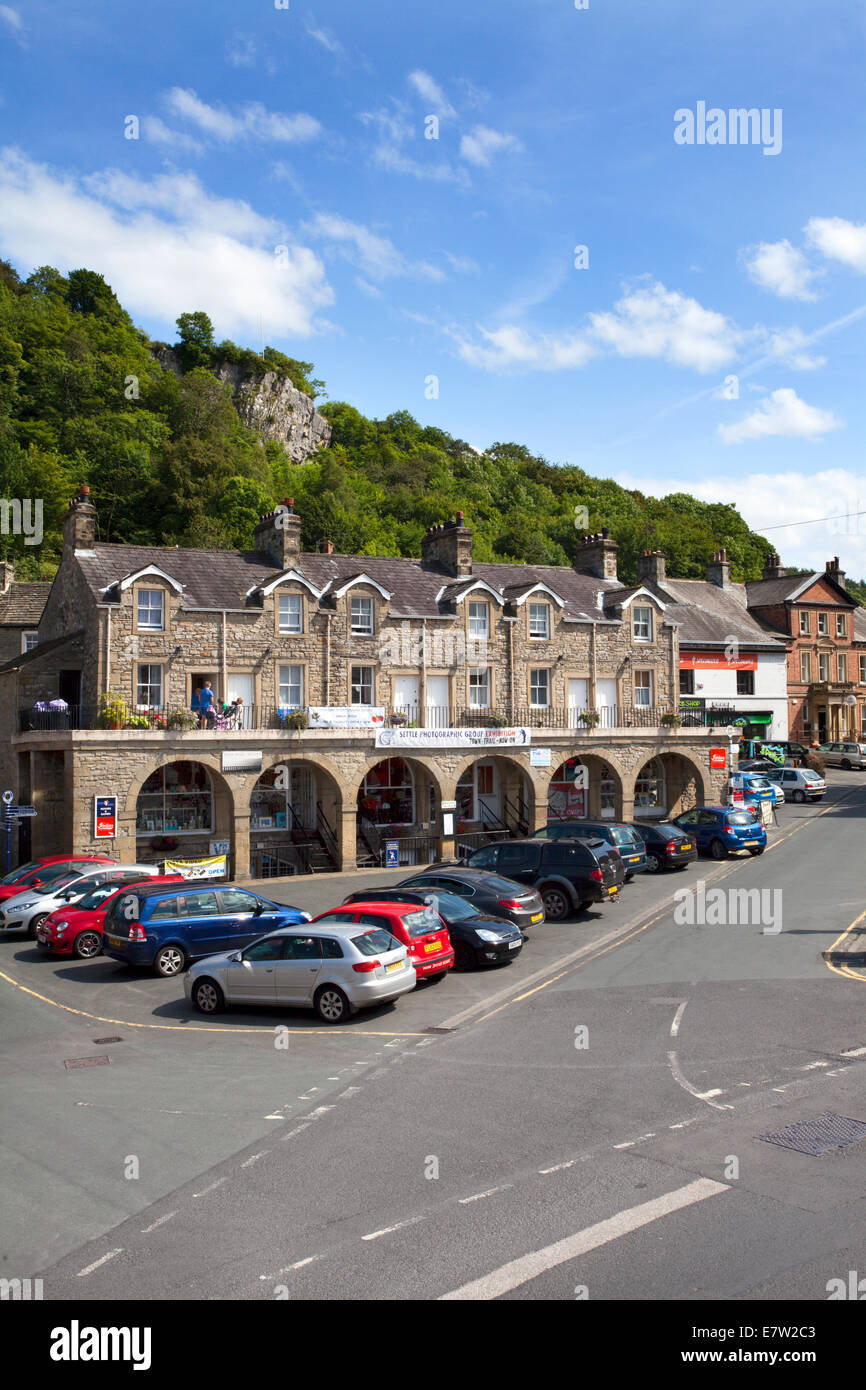Settle Market Place and Shambles with Castlebergh Crag Behind North Yorkshire England Stock Photo