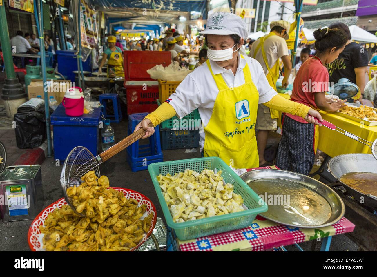 Bangkok, Thailand. 24th Sep, 2014. A woman deep fries vegetarian