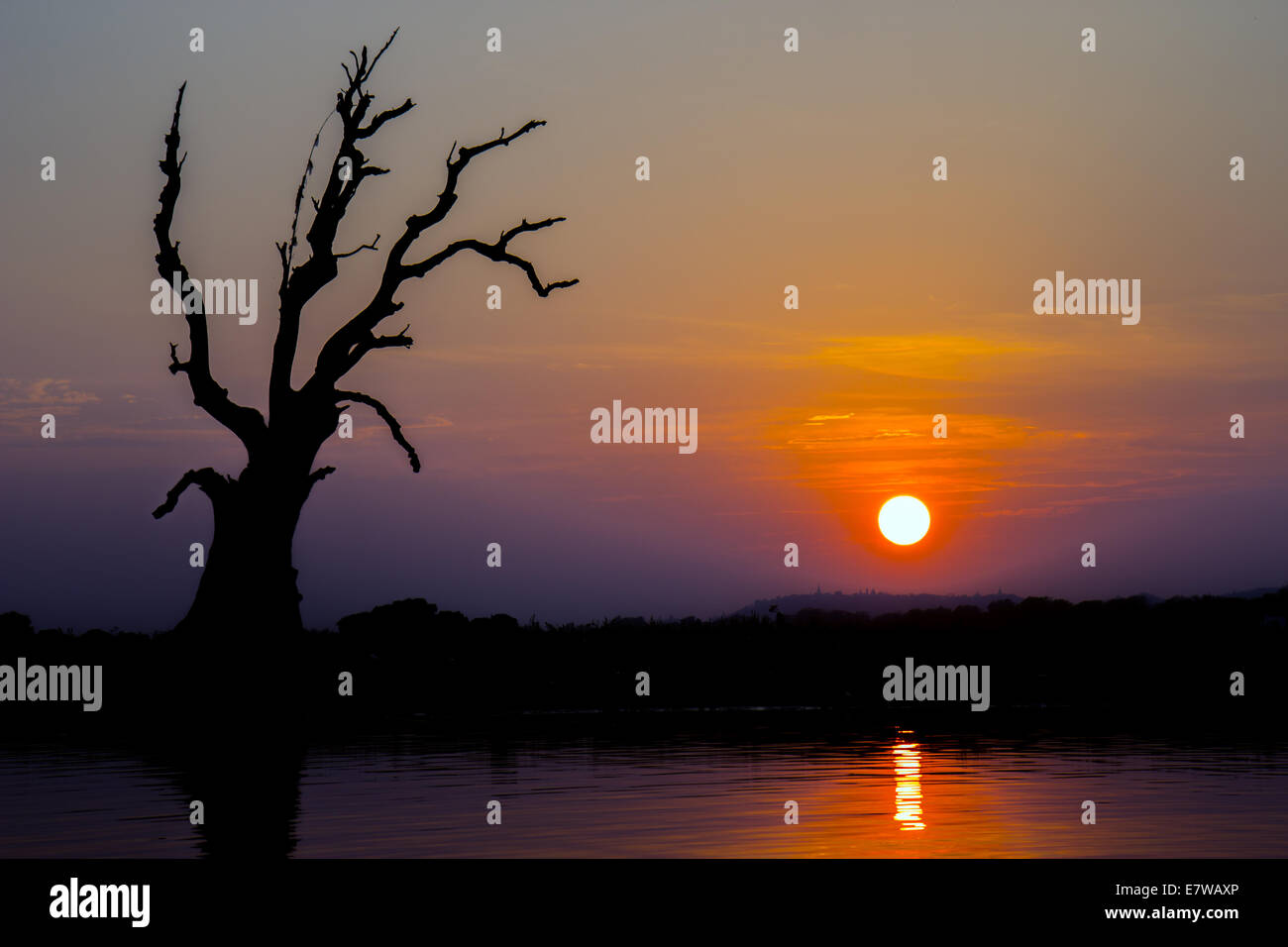U pain bridge myanmar hi-res stock photography and images - Alamy