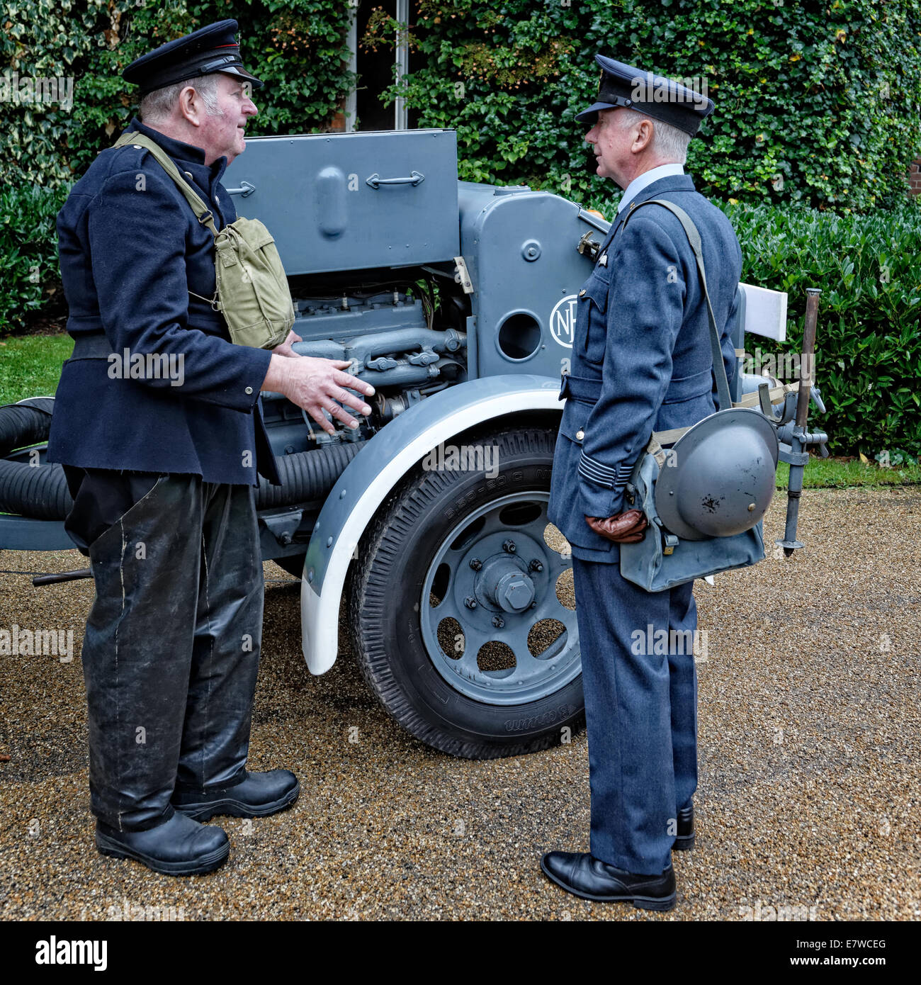 David White (owner) & NFS Fireman with Trailer Pump attached to 1942 Austin K2 Auxiliary Towing Vehicle talks with RAF Officer Stock Photo