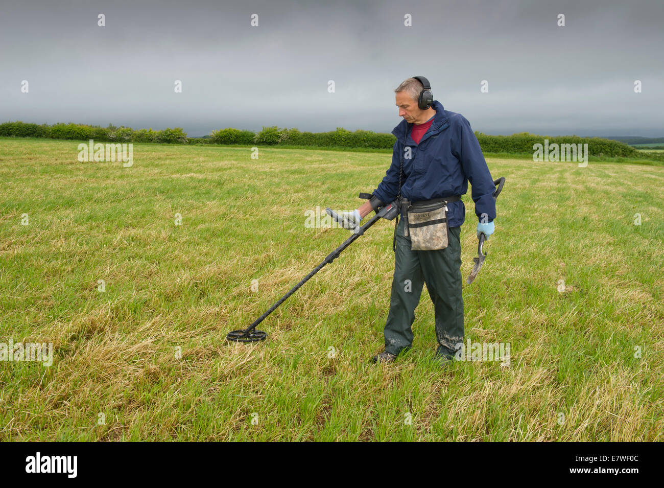 Man holding metal detector hires stock photography and images Alamy