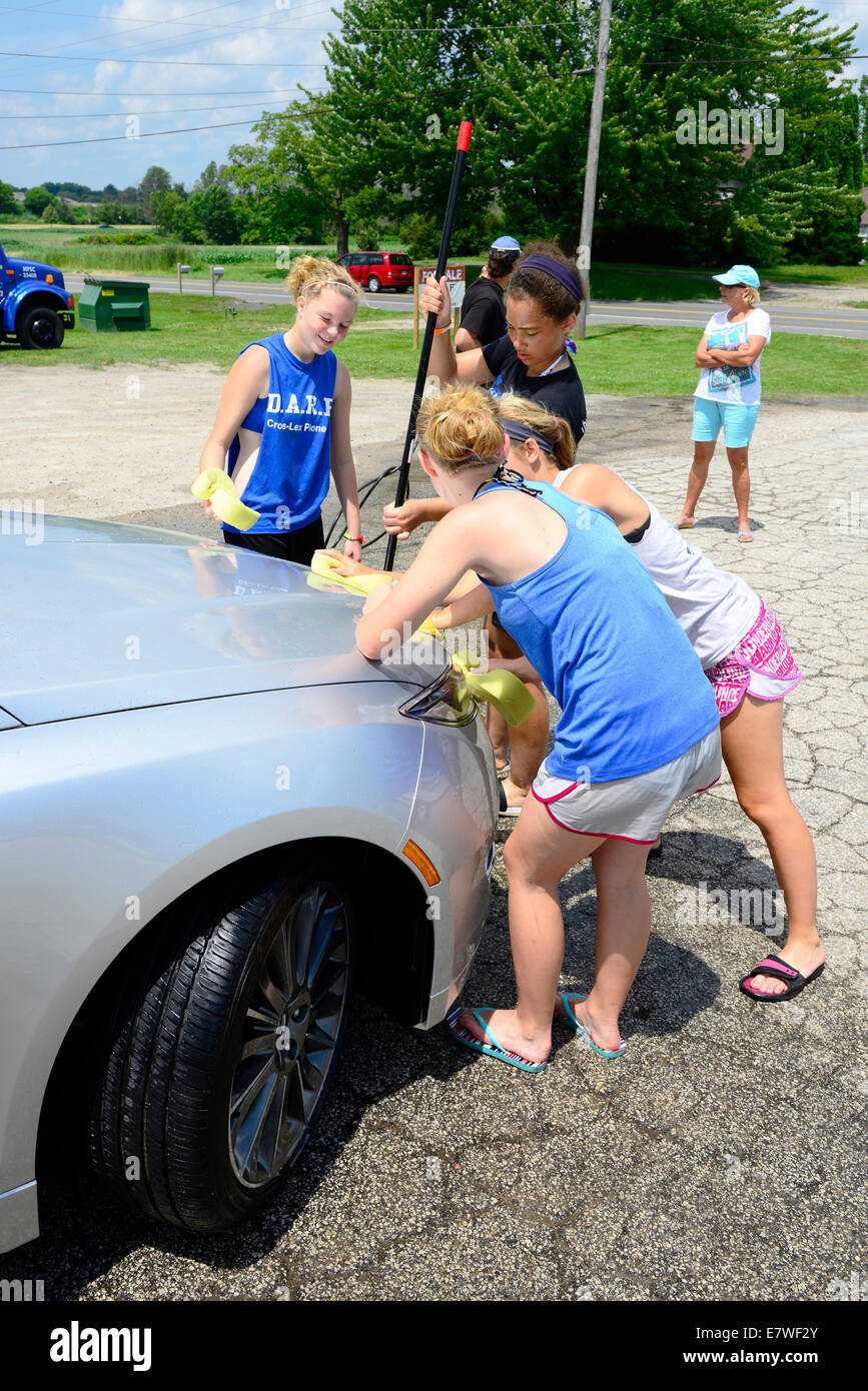 High school students wash cars to for fund raiser Stock Photo