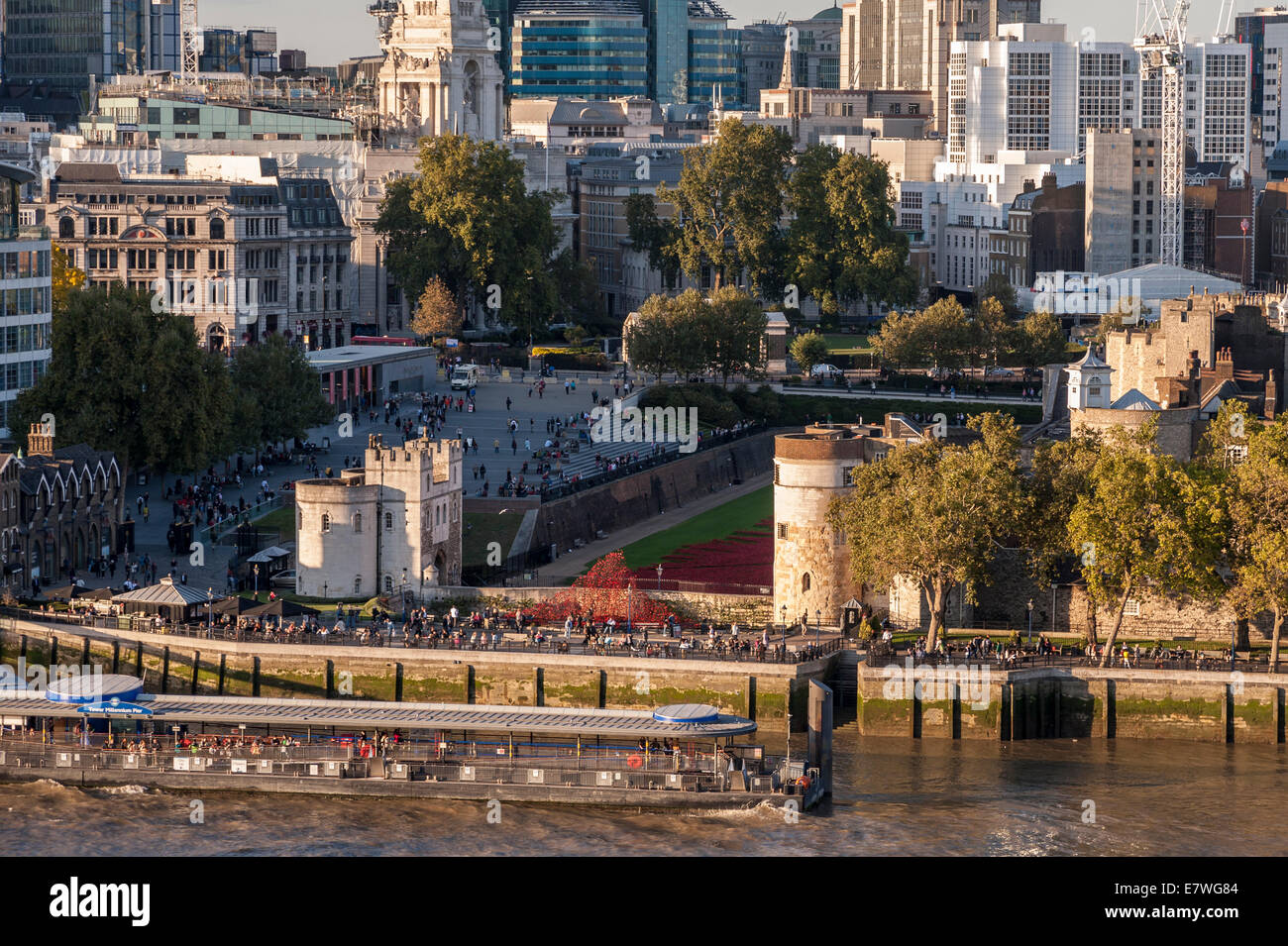 Aerial view tower of london poppy hi-res stock photography and images ...
