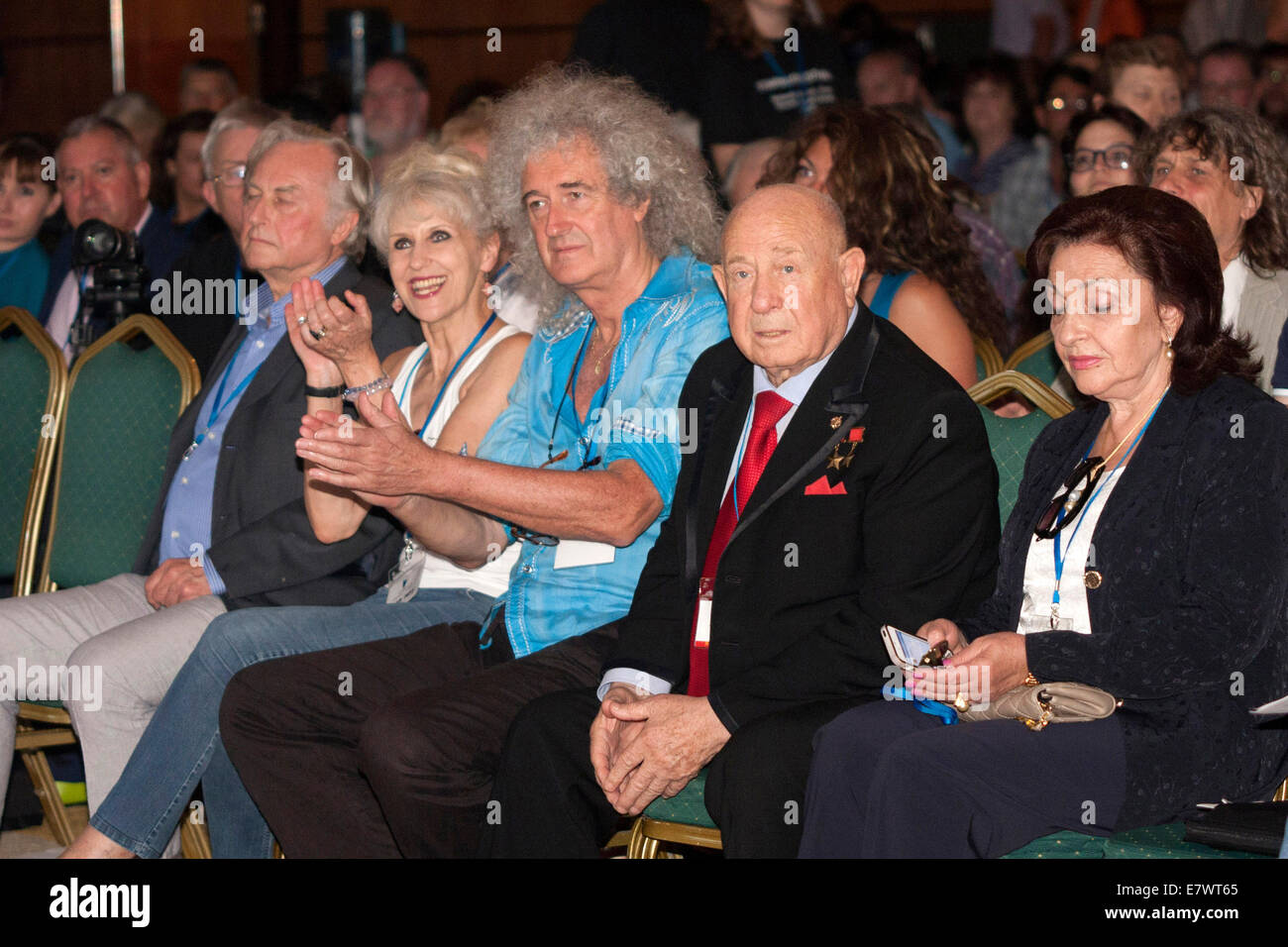 Ethologist Richard Dawkins, actress Anita Dobson, musician Brian May of Queen and Cosmonaut Alexey Leonov/Alexei Archipowitsch Leonow and wife Oksana Leonova attending the second editon of the Starmus Festival at the Abama Golf & Spa Resort in Tenerife, Canary Islands on September 22, 2014/picture alliance Stock Photo