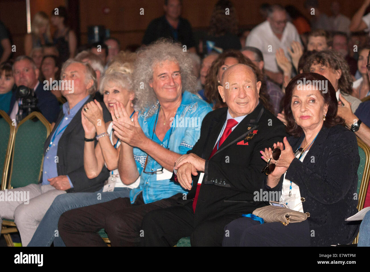 Ethologist Richard Dawkins, actress Anita Dobson, musician Brian May of Queen and Cosmonaut Alexey Leonov/Alexei Archipowitsch Leonow and wife Oksana Leonova attending the second editon of the Starmus Festival at the Abama Golf & Spa Resort in Tenerife, Canary Islands on September 22, 2014/picture alliance Stock Photo