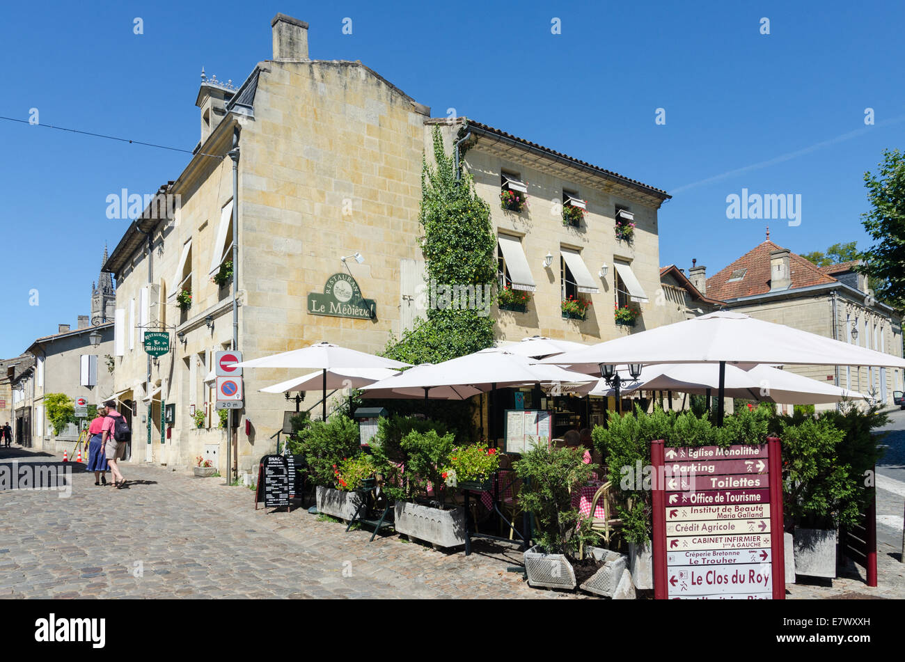 Diners sitting outside the Restaurant Le Medieval in St Emilion, Bordeaux Stock Photo