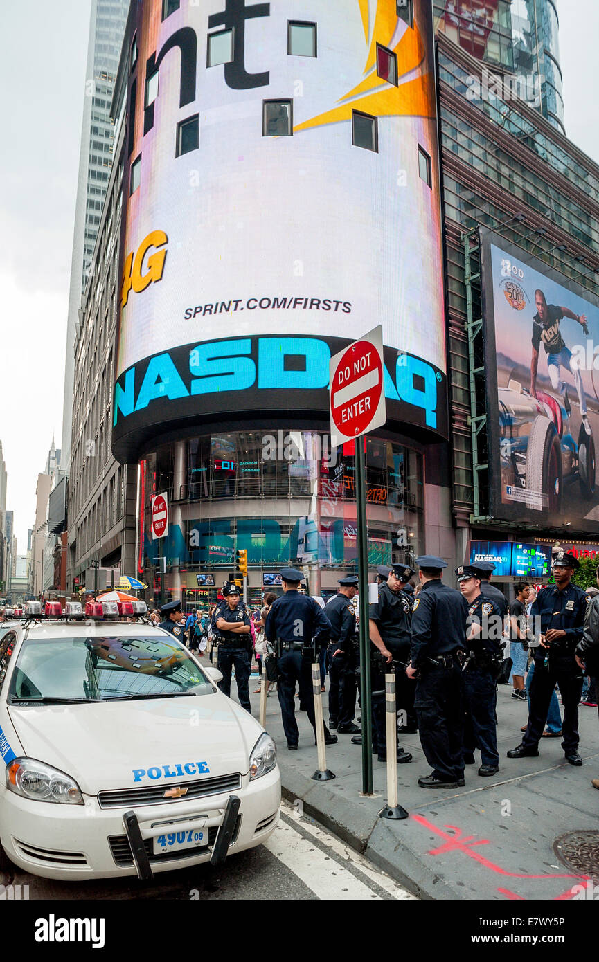 Police ensure security for the millions of visitors to Times Square New York Stock Photo