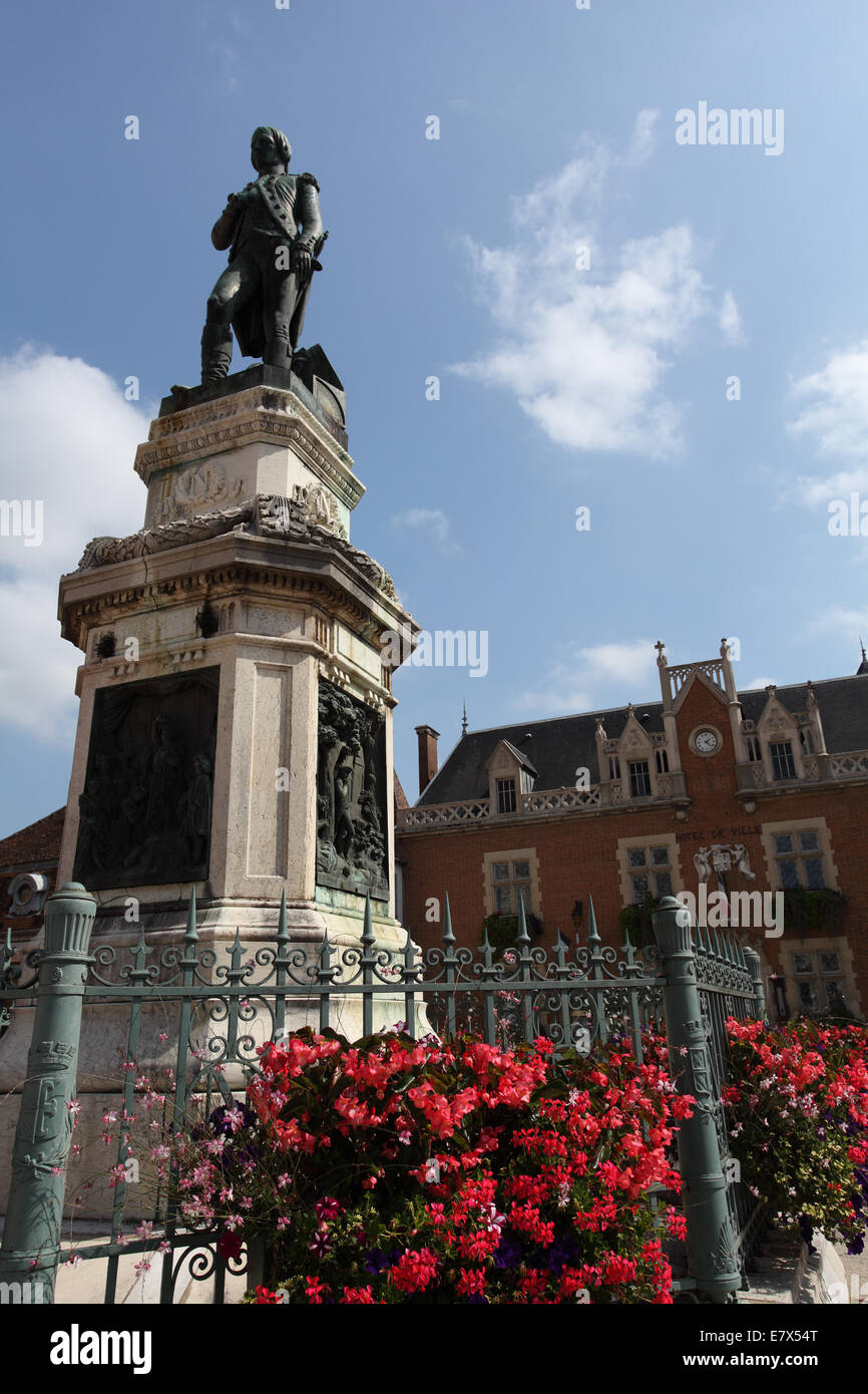 The bronze statue of lieutenant Napoleon Bonaparte with the Hotel de Ville in the background, Place d'Armes, Auxonne Stock Photo