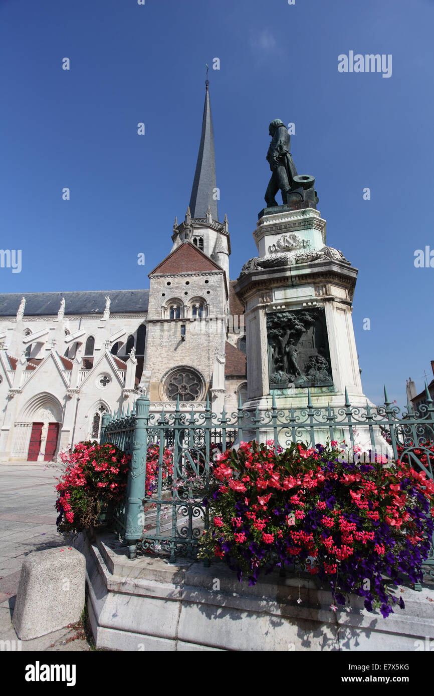 The bronze statue of lieutenant Napoleon Bonaparte with the Church of Notre Dame in the background, Place d'Armes, Auxonne Stock Photo