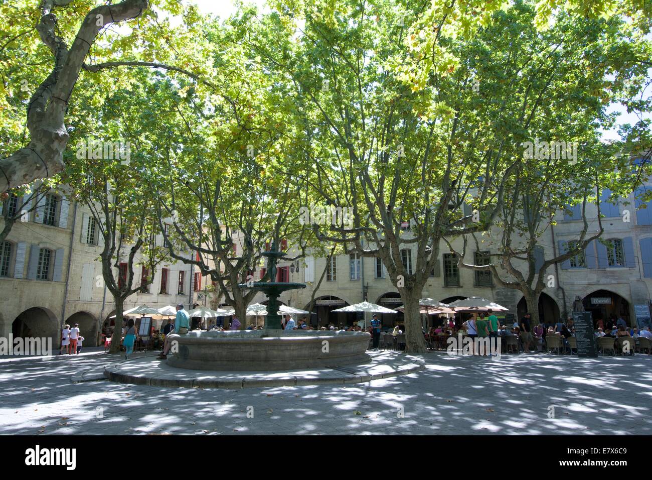 the-central-square-place-aux-herbes-and-his-fountain-uzes-gard