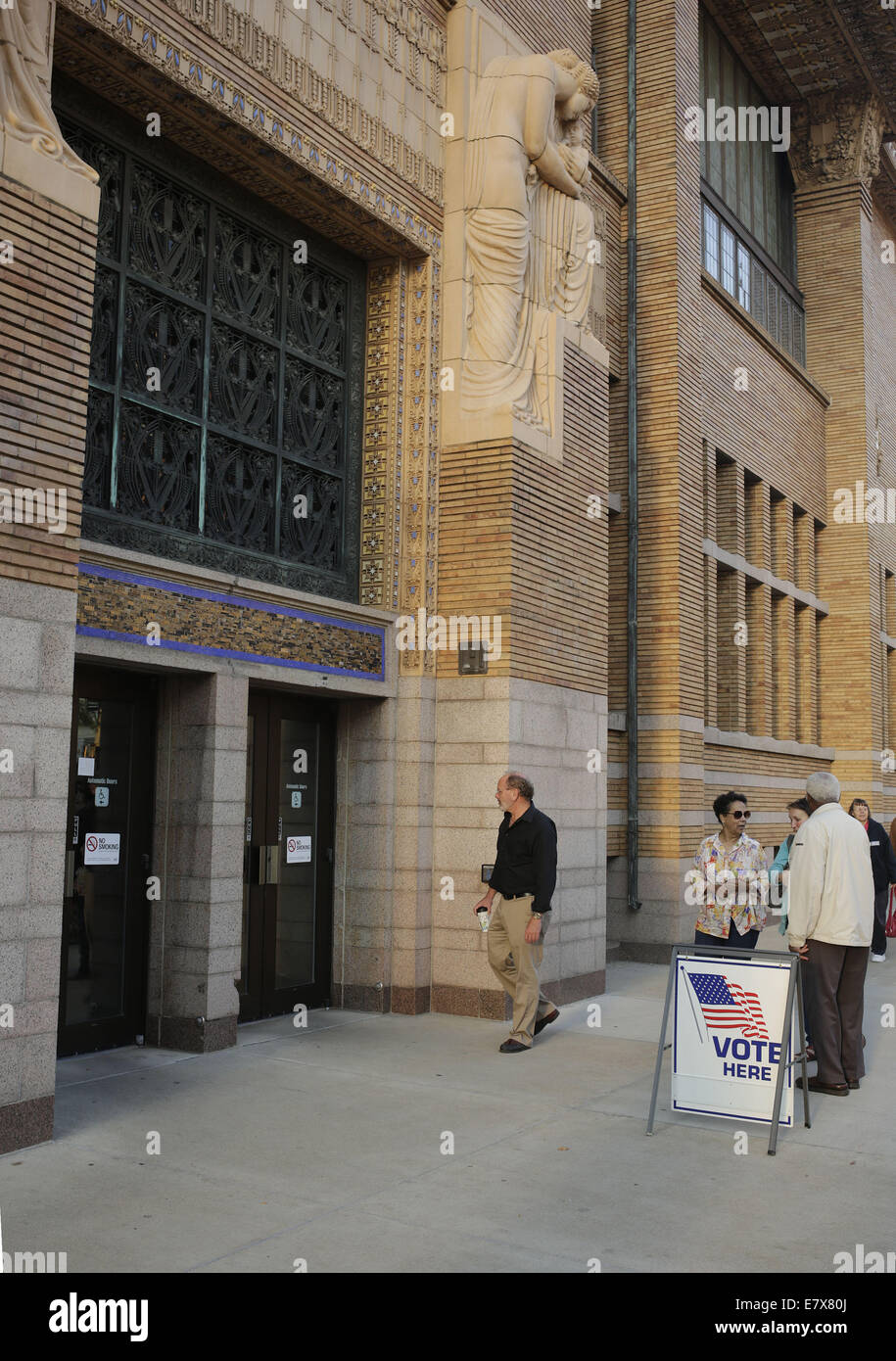 Sioux City, Iowa, USA. 25th Sep, 2014.  Local Woodbury County Democrats arrived at the Woodbury County Courthouse to be some of the first to cast their ballots for the Iowa early vote for the 2014 fall election, Thursday, Sept. 25, 2014, in Sioux City, Iowa. Credit:  Jerry Mennenga/ZUMA Wire/Alamy Live News Stock Photo