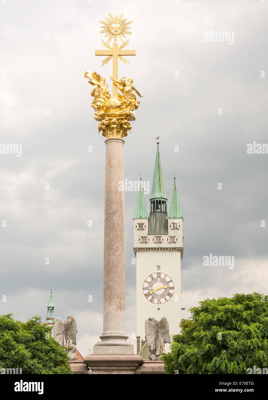 The Dreifaltigkeitssaule (a column from 1709) and the historic tower (Stadtturm) of Straubing (Bavaria, Germany) Stock Photo