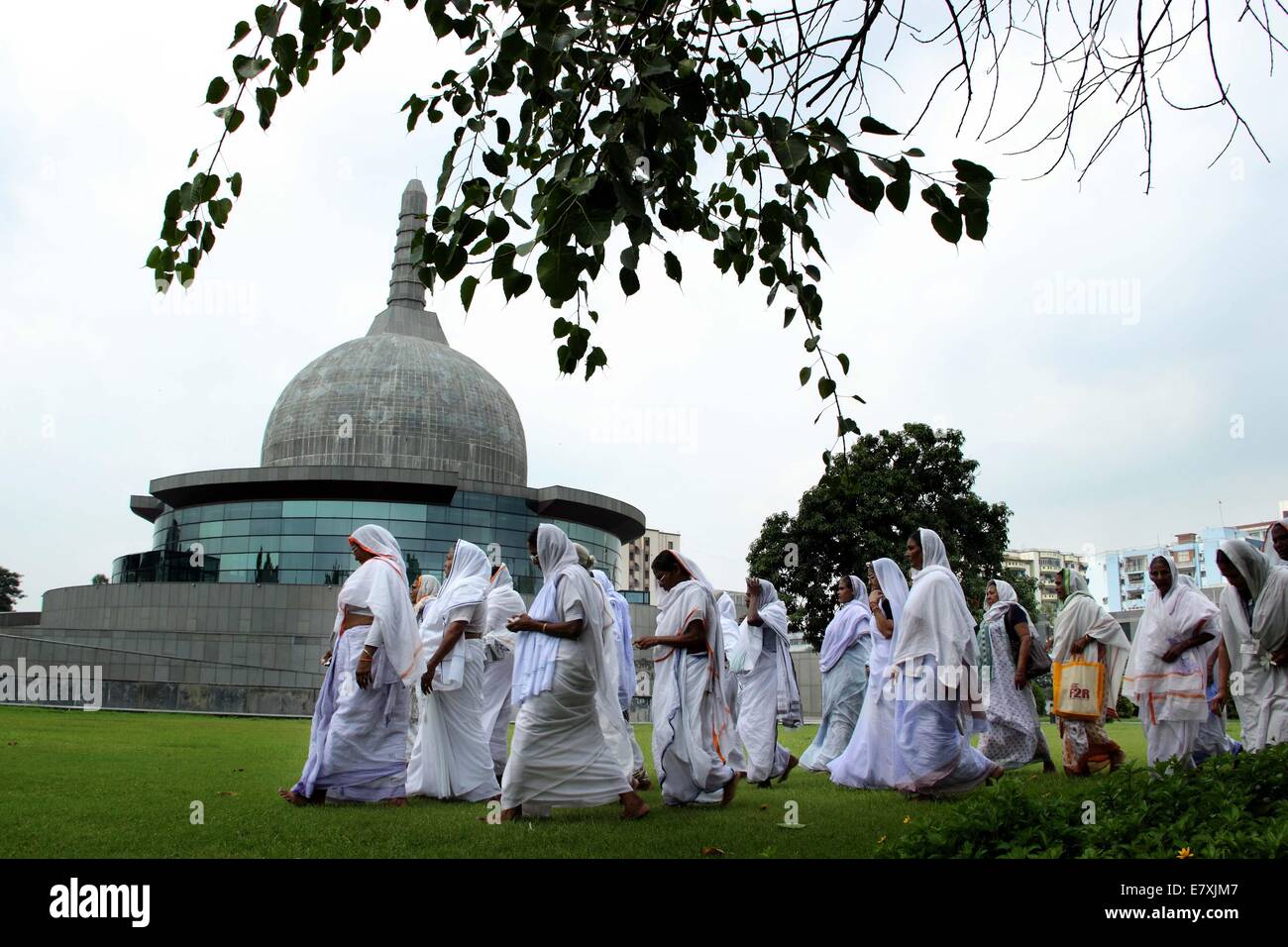 Golghar, India. 24th September, 2014. Widows from Vrindvan visit Buddha Memorial Park of Patna during their First tour to Patna and Kolkatta to see Durga Pooja. © Shashi Sharma/Pacific Press/Alamy Live News Stock Photo