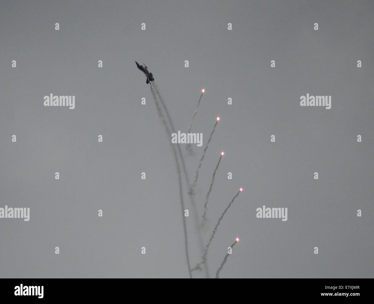 Decoy flares hires stock photography and images Alamy