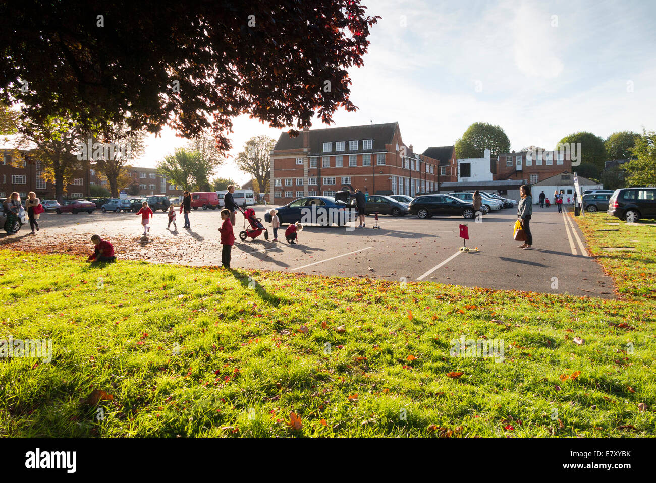 Dropping children off at school uk hi-res stock photography and images ...