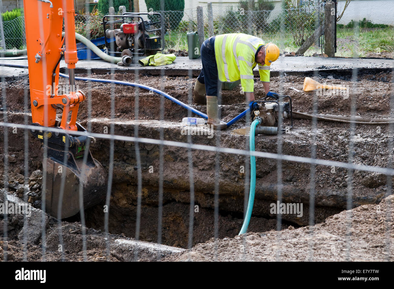 Bristol, UK. 26th Sep, 2014. Site of burst water mains at Fisher Rd, Kingswood, Bristol, UK, which has left thousands of people in East Bristol without water overnight and continues today as Bristol Water work to restore service, but still no estimated fix time. Credit:  Rachel Husband/Alamy Live News Stock Photo