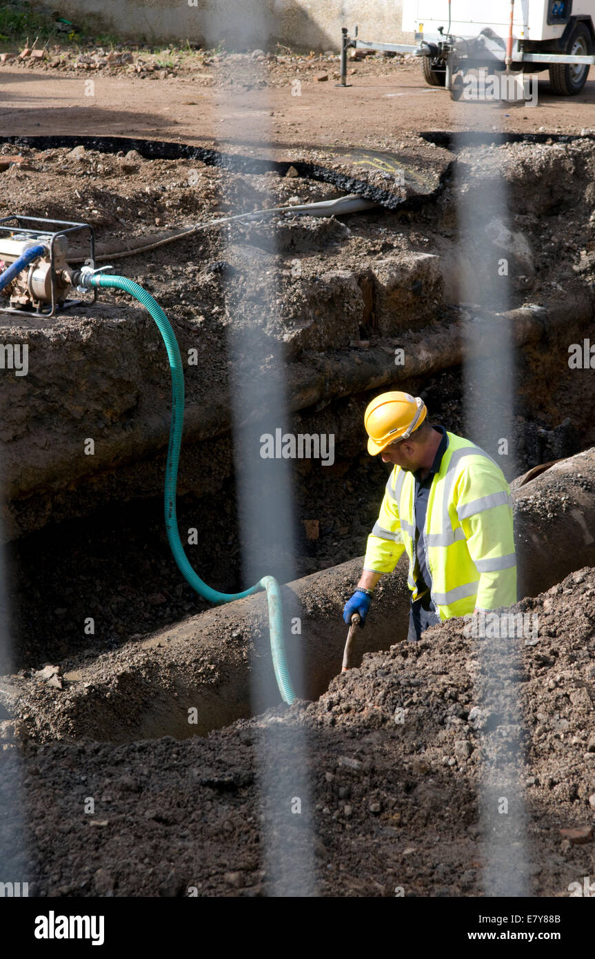 Bristol, UK. 26th Sep, 2014. Site of burst water mains at Fisher Rd, Kingswood, Bristol, UK, which has left thousands of people in East Bristol without water overnight and continues today as Bristol Water work to restore service, but still no estimated fix time. Credit:  Rachel Husband/Alamy Live News Stock Photo