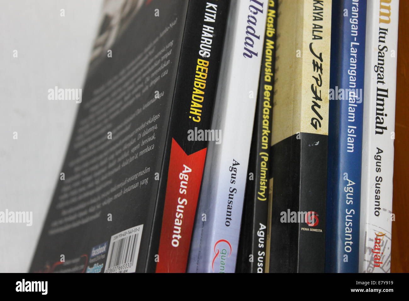 Arrangement of books hi-res stock photography and images - Alamy