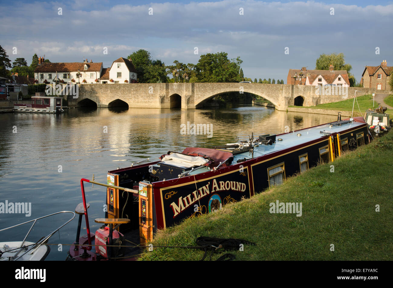 narrow-boat-on-the-thames-hi-res-stock-photography-and-images-alamy