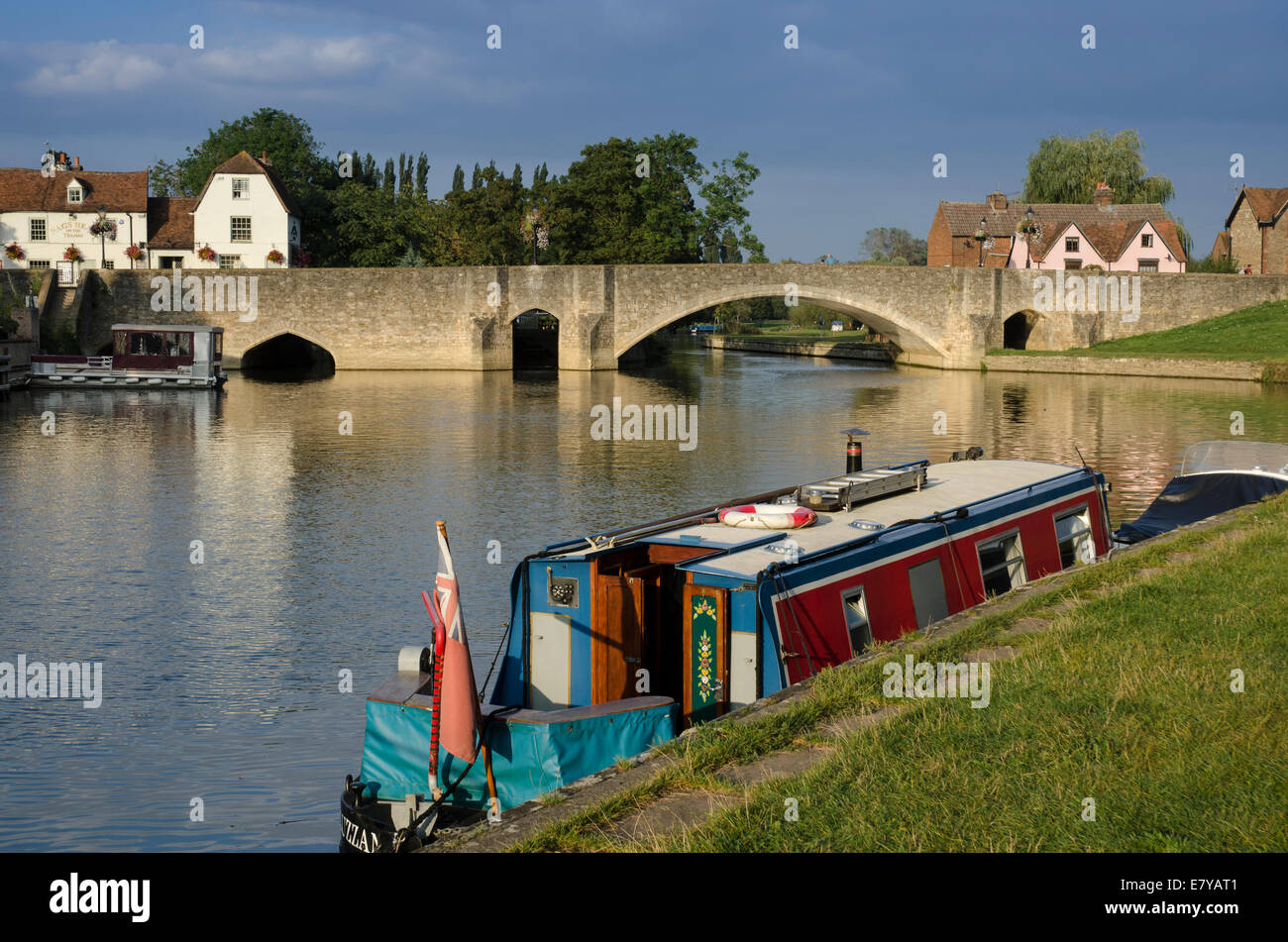 narrow-boat-on-the-thames-hi-res-stock-photography-and-images-alamy