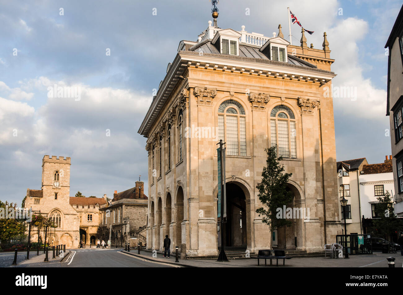 Abingdon County Hall Museum and St Nocolas Abbey church Stock Photo