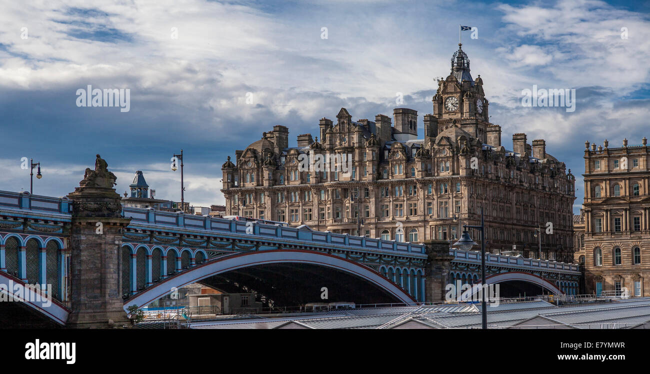 North Bridge is a road bridge and street in Edinburgh linking the High Street with Princes Street, and the New Town with the Old Stock Photo