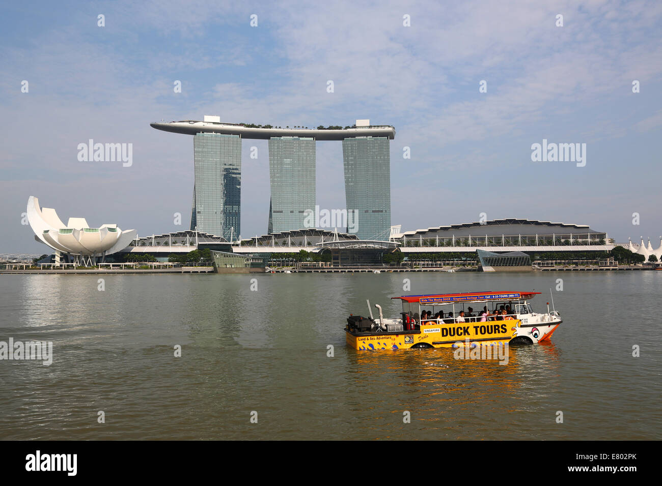 Duck tours for sightseeing tourists in Marina Bay with the Marina Bay Sands Hotel in Singapore, Republic of Singapore Stock Photo