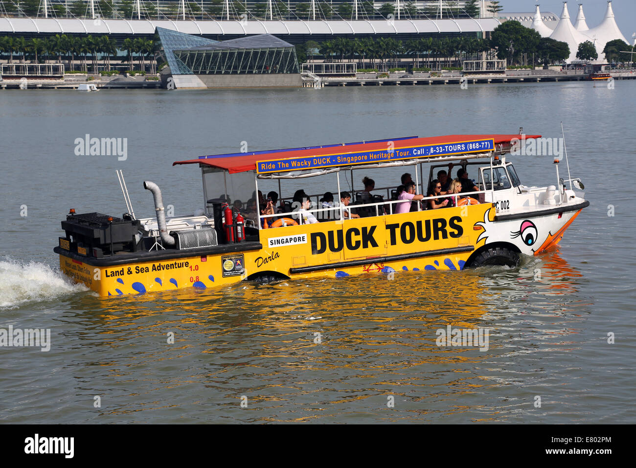 Duck tours for sightseeing tourists in Marina Bay in Singapore, Republic of Singapore Stock Photo