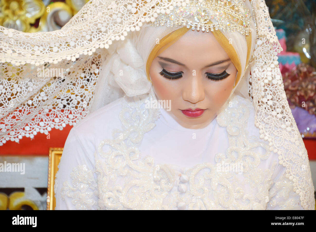 Indonesian bride Stock Photo - Alamy