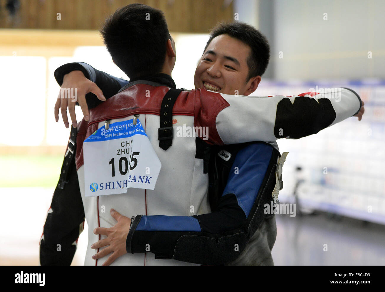 Incheon, South Korea. 27th Sep, 2014. Cao Yifei (R) huges with Zhu ...