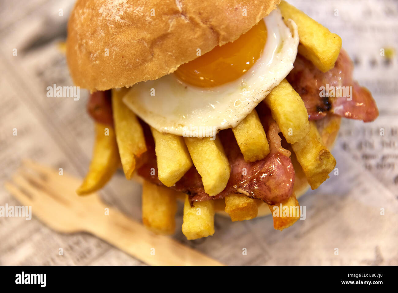 EGG AND CHIP BUTTY SANDWICH BREAD ROLL Stock Photo