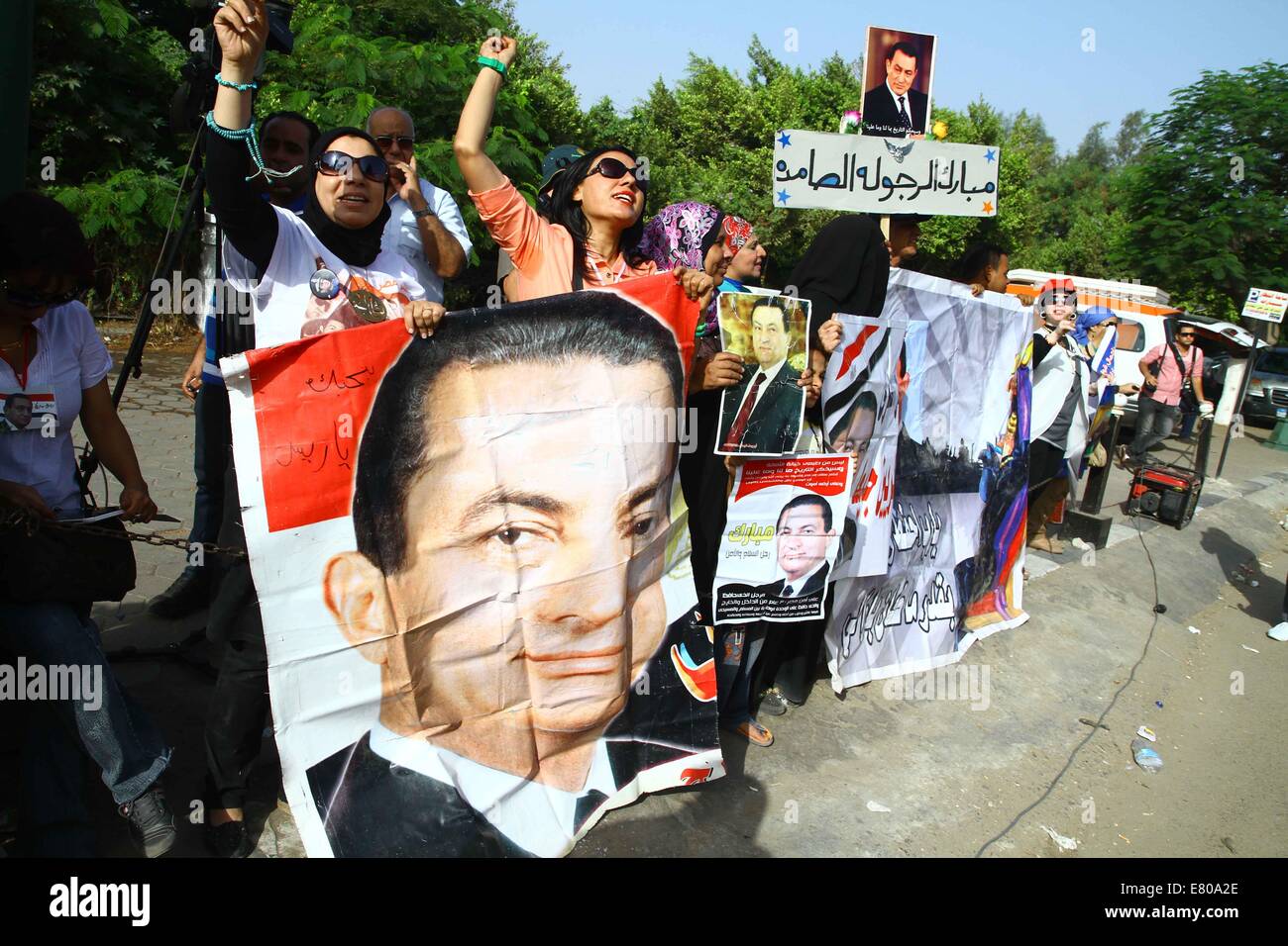 Cairo, Egypt. 27th Sep, 2014. Supporters of former Egyptian president Hosni Mubarak gather to show their support to him outside Maadi Military Hospital in Cairo, Egypt, Sept. 27, 2014. An Egyptian court on Saturday postponed until Nov. 29 its verdict in the retrial of former president Hosni Mubarak over charges of killing protesters in 2011. Credit:  Ahmed Gomaa/Xinhua/Alamy Live News Stock Photo