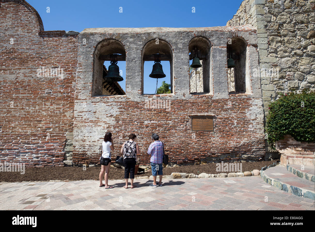 tourists, Bell Wall, Mission San Juan Capistrano, San Juan Capistrano