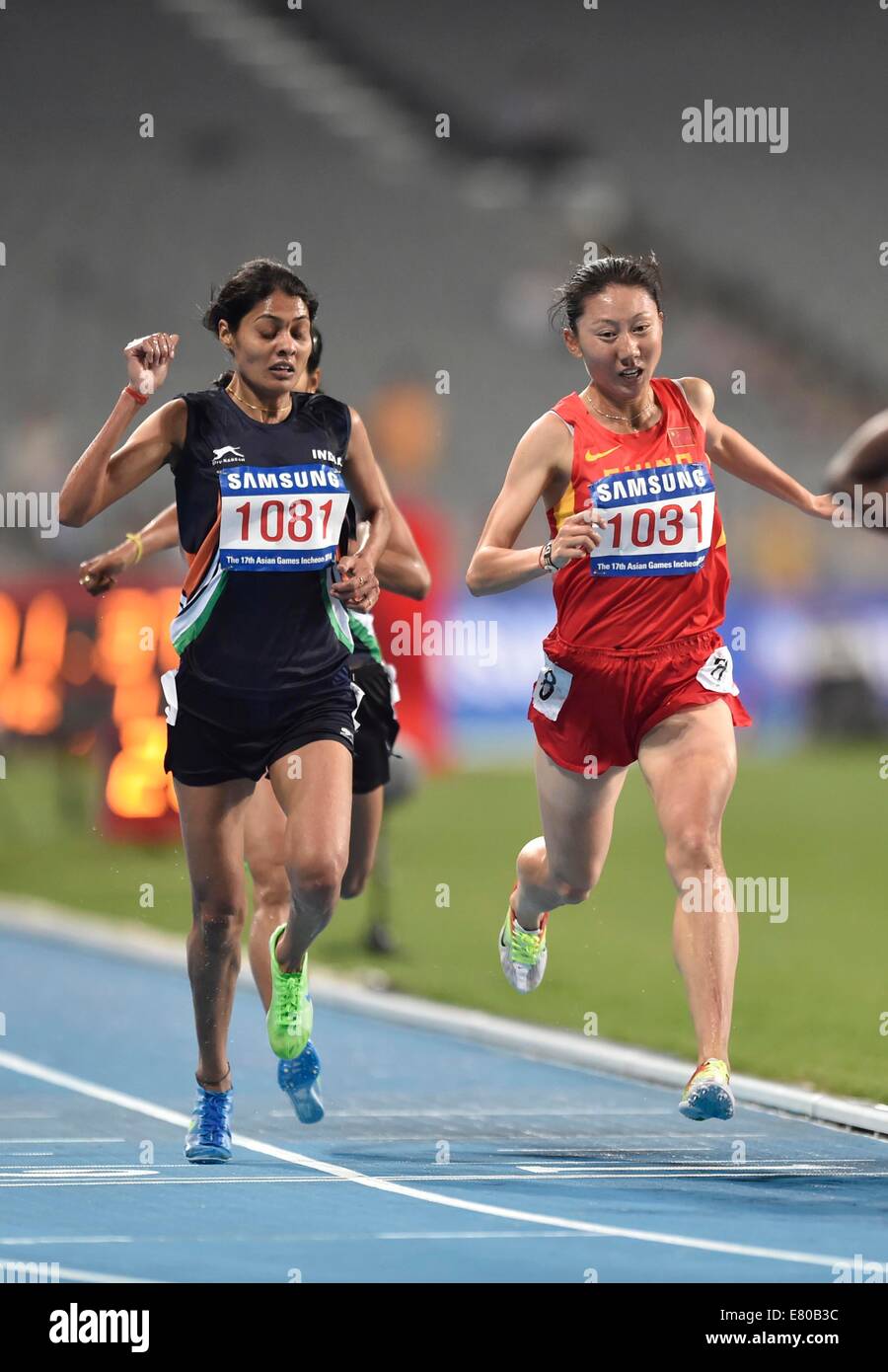 Incheon, South Korea. 27th Sep, 2014. Li Zhenzhu (R) of China competes ...