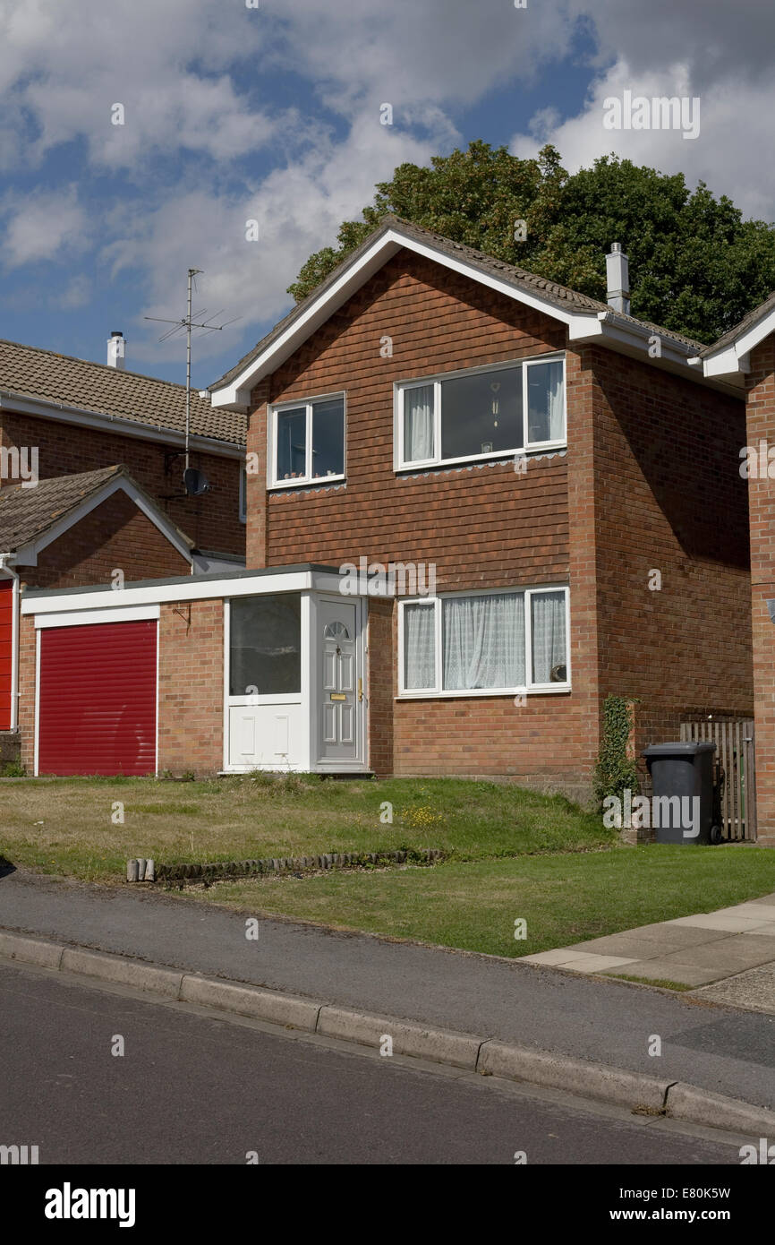 1970s detached house in Wickham close Tadley Hampshire with double glazed windows, front porch and single garage Stock Photo