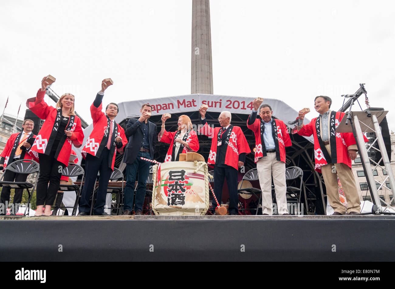 London, UK, 27 September 2014. The sixth Japan Matsuri takes place in Trafalgar Square in front of an audience of thousands of Londoners.  The  annual festival showcases many aspects of Japanese culture.  Pictured : dignatories including Mr Keiichi Hayashi, Ambassdor of Japan, Jeremy Hunt MP, Deputy Mayor of London, Victoria Borwick and Sandy Sano, Chairman of the Japan Matsuri organising committee drink ceremonial sake at the opening ceremony.  Credit:  Stephen Chung/Alamy Live News Stock Photo