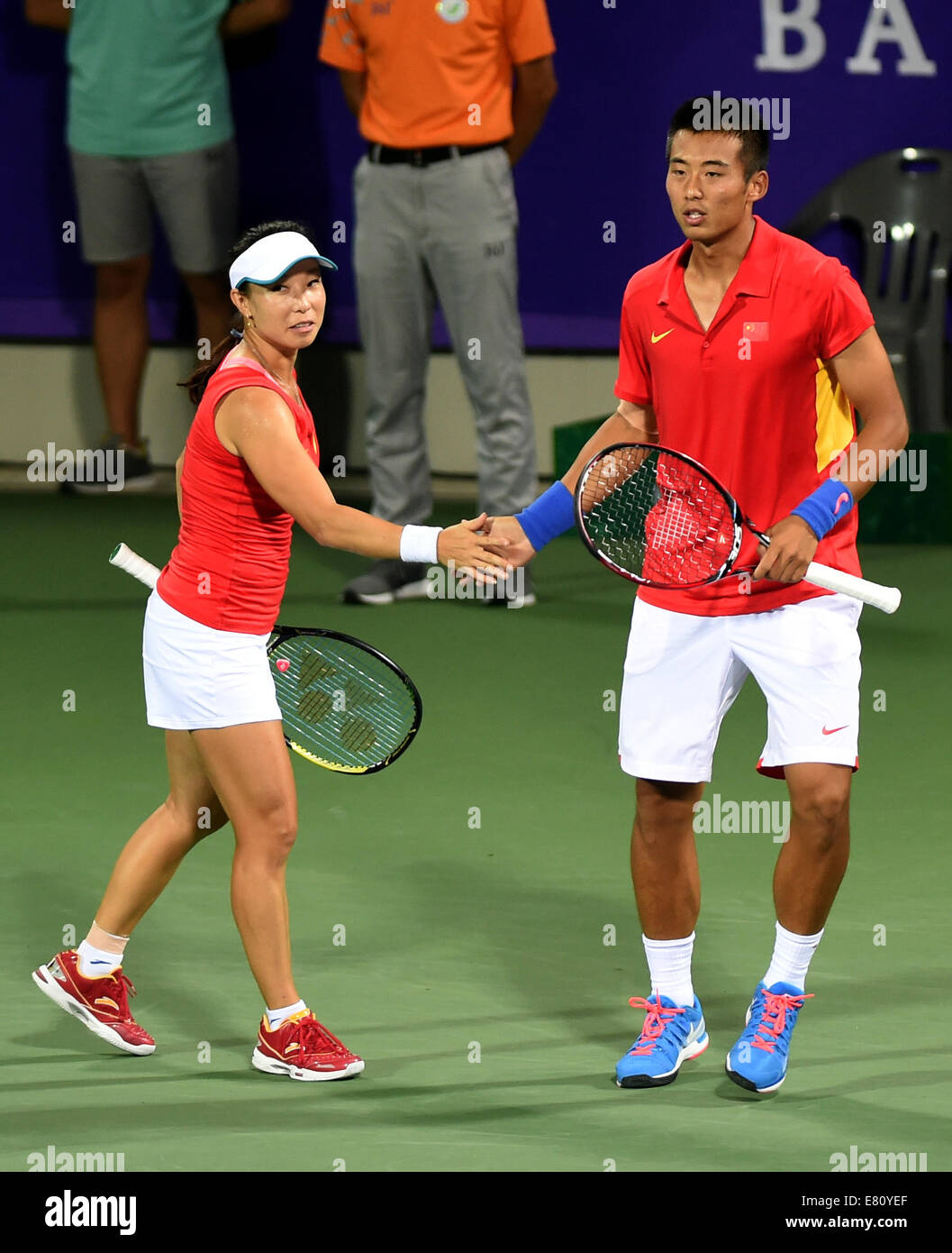 Veilig Hulpeloosheid vangst Incheon, South Korea. 28th Sep, 2014. Zheng Jie (L) and Zhang Ze of China  compete during the mixed doubles semifinal match of tennis against Mirza  Sania and Myneni Saketh Sai of India