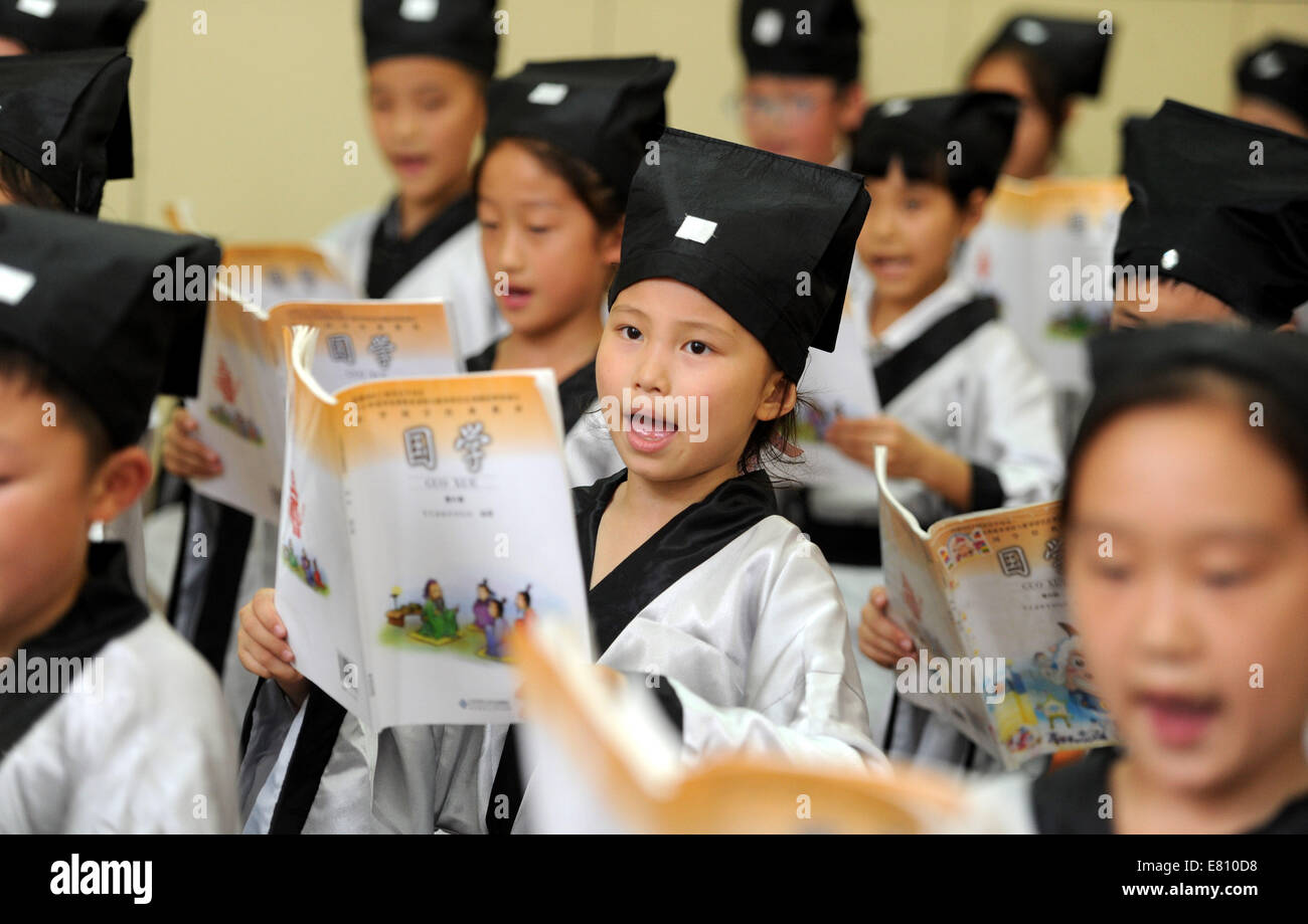 Hefei, China's Anhui Province. 28th Sep, 2014. Pupils wearing Hanfu, as ancient students did, recite Lunyu (or 'Analects' of Confucius) during a ceremony marking the 2565th birth anniversary of ancient Chinese philosopher Confucius in the Xiyou primary school in Hefei, capital of east China's Anhui Province, Sept. 28, 2014. Credit:  Liu Junxi/Xinhua/Alamy Live News Stock Photo