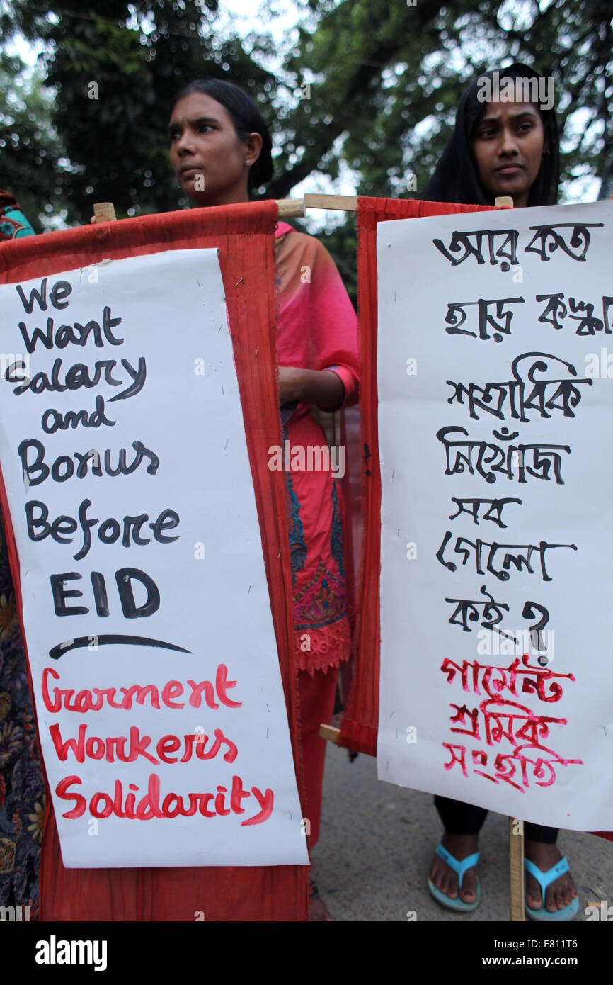 Dhaka, Bangladesh. 28th Sep, 2014. Garments worker made protest & human chain in front of press club demanding Salary and eid Bonus before Eid. Credit:  Zakir Hossain Chowdhury/ZUMA Wire/Alamy Live News Stock Photo