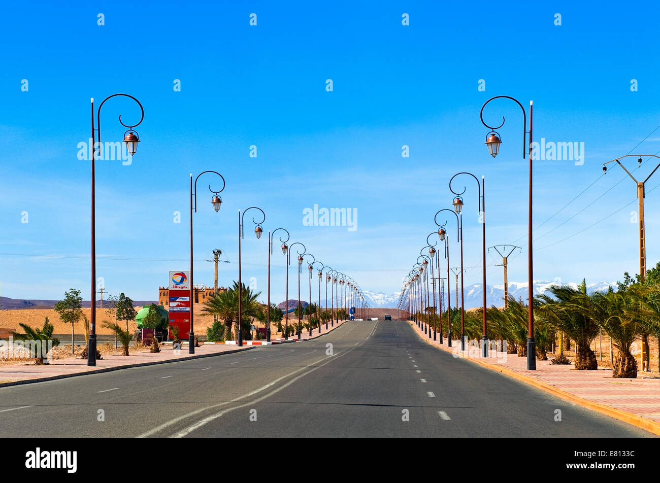 Horizontal view of a straight section of the N9 highway heading towards