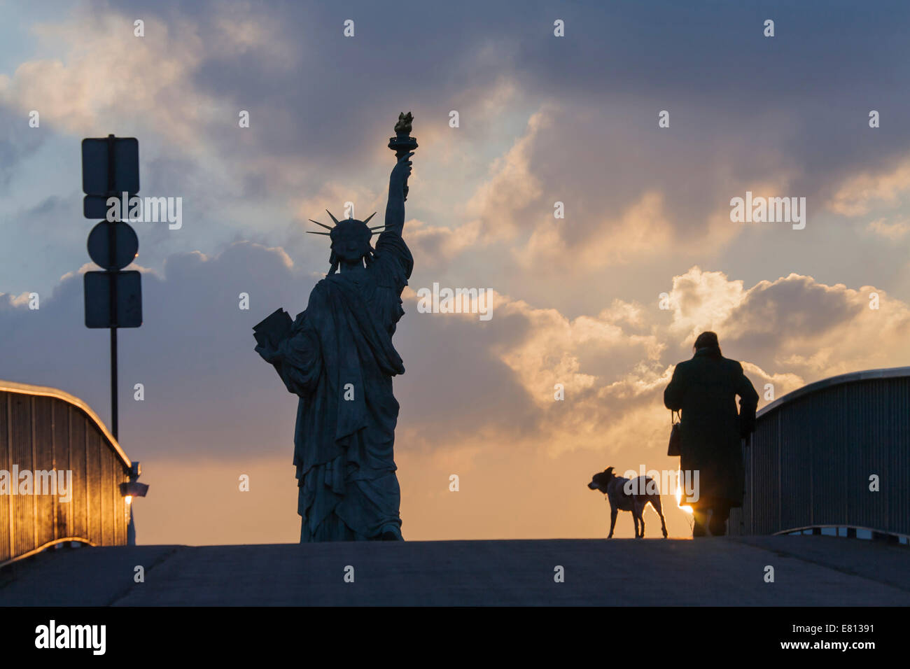 France, Paris (75), Statue of Liberty, Dog and owner, Statue of Liberty