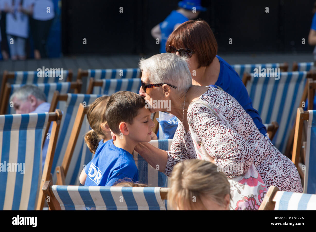 London, UK, 28th September 2014. The Juvenile Diabetes Research Foundation were well supported in both 5km and 9km walks across London’s Bridges to raise money to support their efforts to cure diabetes. Credit:  Neil Cordell/Alamy Live News Stock Photo