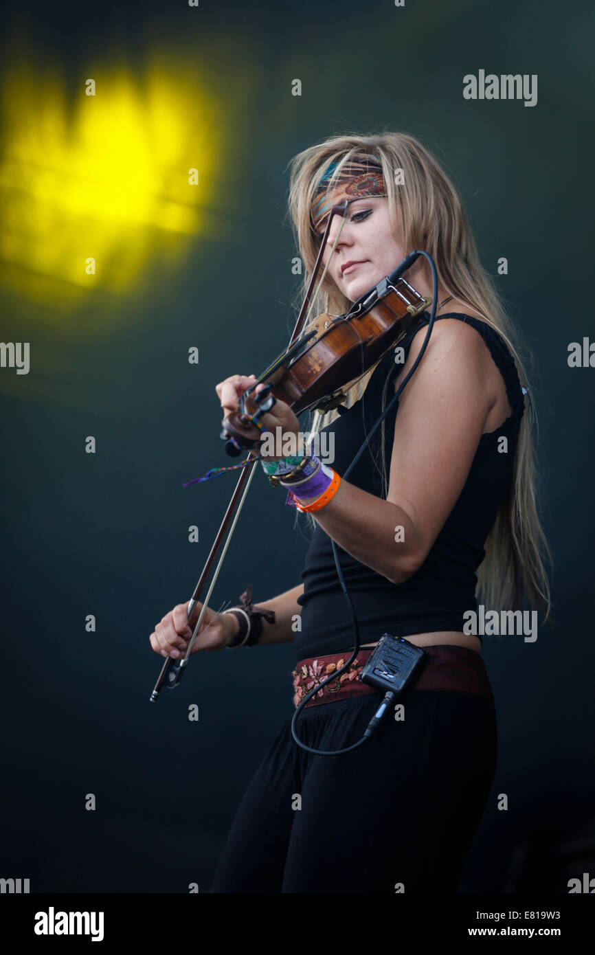 Laura Boston-Barber of Blackbeard's Tea Party plays fiddle on stage at Fairport Convention's Cropredy festival Stock Photo