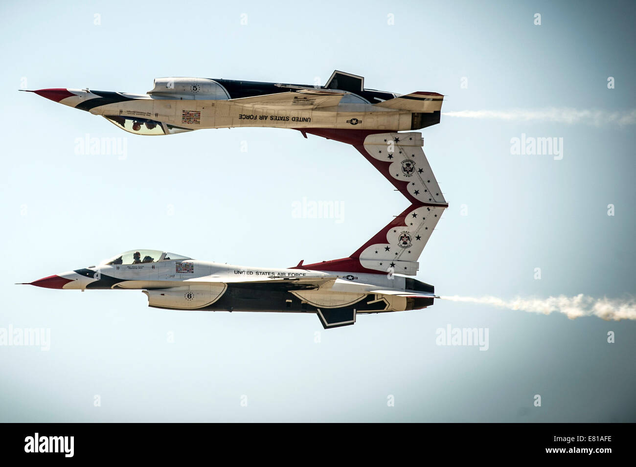 U.S. Air Force pilots with the Thunderbirds perform the calypso pass maneuver in F-16 Fighting Falcon aircraft Stock Photo