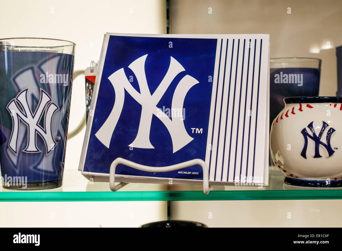 New york yankees team store hi-res stock photography and images - Alamy