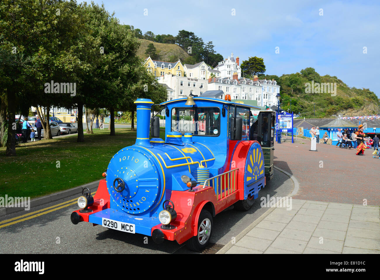 Electric promenade train on beachfront, Llandudno, Conwy County Borough (Bwrdeistref Sirol Conwy), Wales, United Kingdom Stock Photo