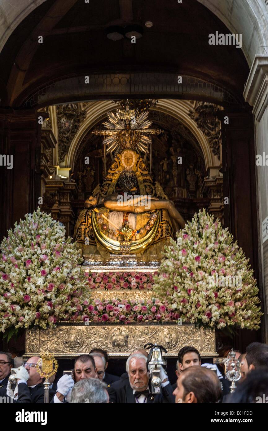Granada, Spain. 28th Sep, 2014. Procession of la patrona the virgin ''de las Angustias'' on 28.9.2014 in Granada - Spain .Every last Sunday of September, Granada ''“ Spain is hosting its annual festival for its patron, la virgin ''žde las Angustias' | Virgin of Anguish. Thousands of ''žla hermandad' the brotherhood carry the enormous statue oft he virgin on their shoulders, followed by representatives from communities, military, church and tourists in Granada. Credit:  Peter Bauza/ZUMA Wire/ZUMAPRESS.com/Alamy Live News Stock Photo