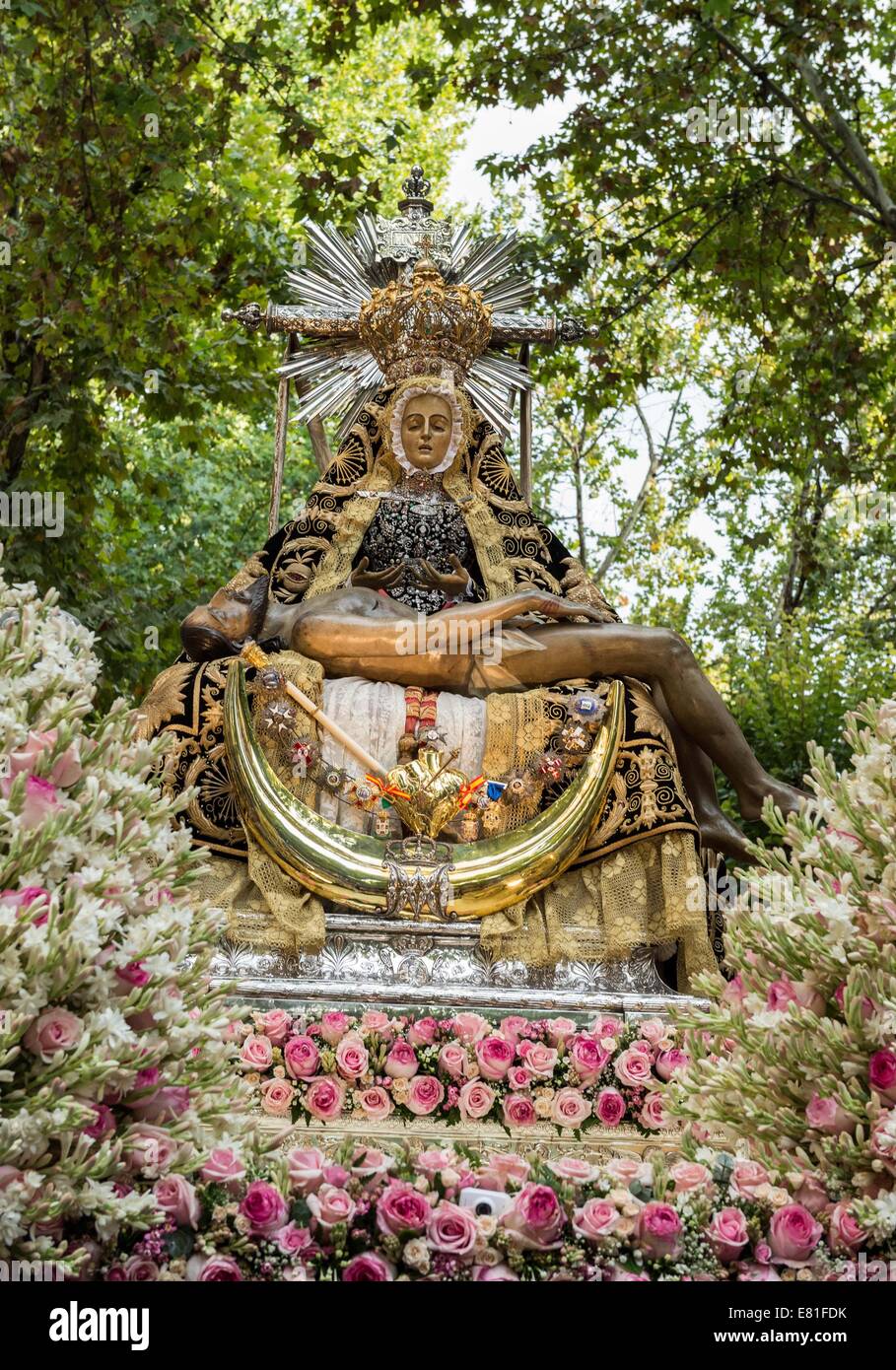 Granada, Spain. 28th Sep, 2014. Procession of la patrona the virgin ''de las Angustias'' on 28.9.2014 in Granada - Spain .Every last Sunday of September, Granada ''“ Spain is hosting its annual festival for its patron, la virgin ''žde las Angustias' | Virgin of Anguish. Thousands of ''žla hermandad' the brotherhood carry the enormous statue oft he virgin on their shoulders, followed by representatives from communities, military, church and tourists in Granada. Credit:  Peter Bauza/ZUMA Wire/ZUMAPRESS.com/Alamy Live News Stock Photo
