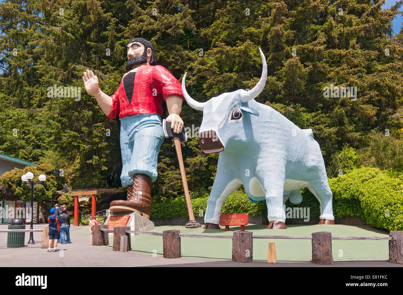 California, Klamath, Trees of Mystery, sculpture of Paul Bunyan and his blue ox 'Babe' Stock Photo