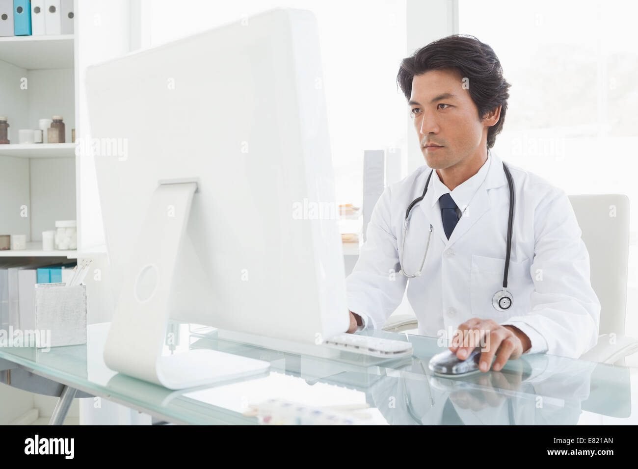 Doctor Computer. Man Surgeon doctor using computer hi-res stock photography and images - Alamy